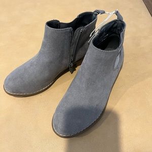 NEW girls boots size 13 Old Navy grey and silver color.